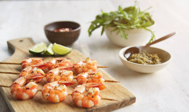 креветки на гриле с приправой и салатом - prepared shrimp prawn grilled lime стоковые фото и изображения