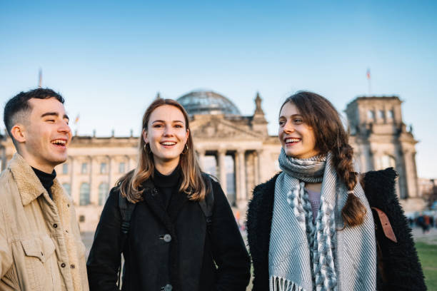 três jovens na frente de berlim reichstag - three people adults germany berlin germany - fotografias e filmes do acervo