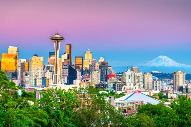 seattle, washington, usa skyline du centre-ville la nuit - seattle skyline mt rainier space needle photos et images de collection