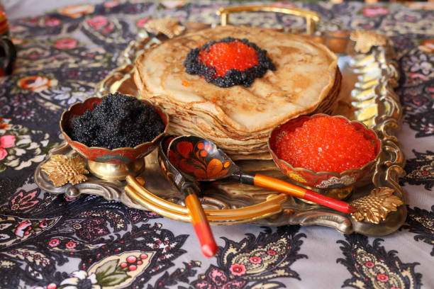 праздник в русском стиле. - appetizer caviar gourmet blini стоковые фото и изображения