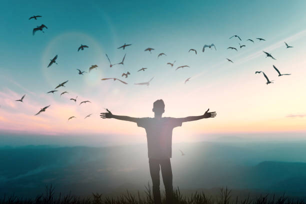 hombre feliz levante la mano en la vista de la mañana. cristiano inspirar alabar a dios en el buen viernes. ahora un hombre confianza en los brazos de pico abierto disfrutando de la naturaleza del concepto de sol mundo de la sabiduría diversión esperanz - aspirations what vacations sport fotografías e imágenes de stock