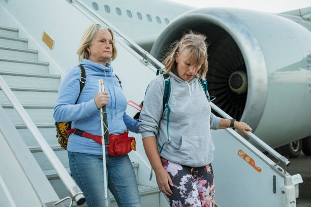 wysiadanie z samolotu - people traveling travel leaving disembarking zdjęcia i obrazy z banku zdjęć