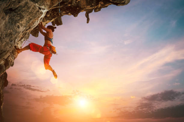 ロックに登る女性 - overhanging ストックフォトと画像