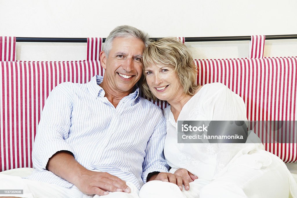 Счастливая Зрелая пара на дому - Стоковые фото 40-44 года роялти-фри