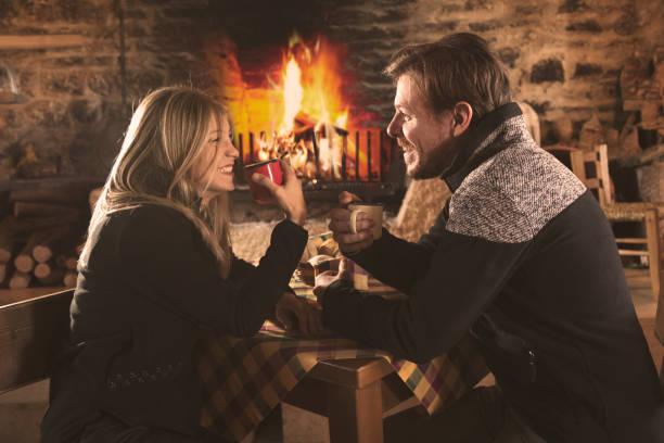 Couples buvant des boissons chaudes dans le café en hiver - Photo