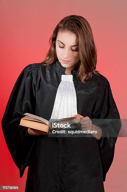 Photo libre de droit de Jeune Étudiant À Lécole De Droit banque d'images et plus d'images libres de droit de Robe de cérémonie - Robe de cérémonie, Avocat - Juriste, Juge