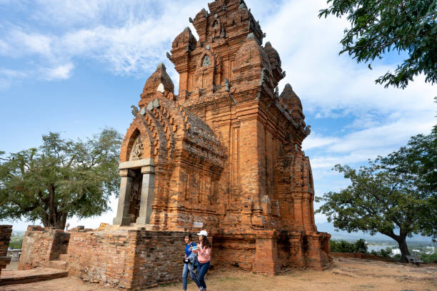 der turm auf dem po klong garai tempelgebiet. - phan rang stock-fotos und bilder