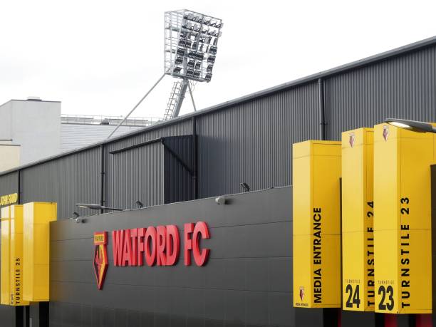 seitenwand des watford football club stadions, occupation road, watford - metallböcke stock-fotos und bilder