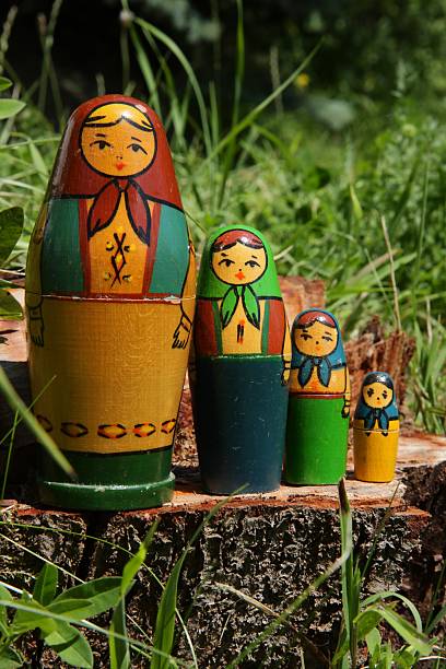 matroschka-puppen - russian nesting doll small group of objects wood doll stock-fotos und bilder