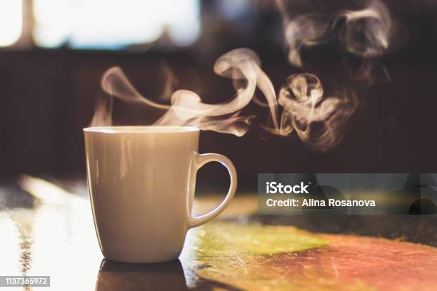 Nahaufnahme Von Dampfenden Tasse Kaffee Oder Tee Auf Vintagetischfrühmorgendliches Frühstück Auf Rustikalem Hintergrund Stockfoto und mehr Bilder von Kaffee - Getränk