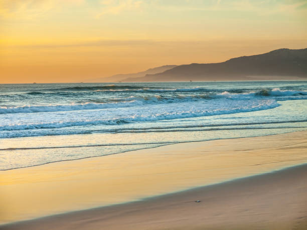 puesta de sol en la playa - costa de la luz fotografías e imágenes de stock