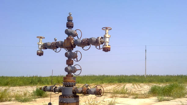 equipement d'un puits de pétrole. vannes d'arrêt et équipements de service - pipe power station valve water photos et images de collection