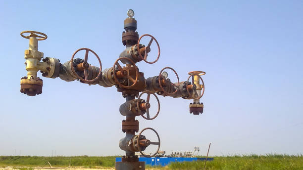 equipement d'un puits de pétrole. vannes d'arrêt et équipements de service - pipe power station valve water photos et images de collection