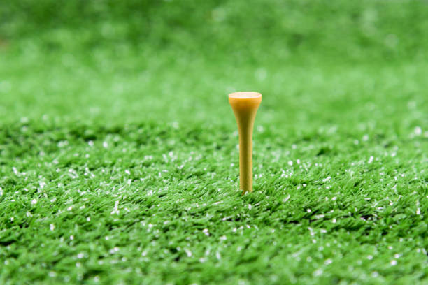 cerca de la camiseta de golf de madera amarilla en césped verde en la cancha de golf - golf power golf course challenge fotografías e imágenes de stock