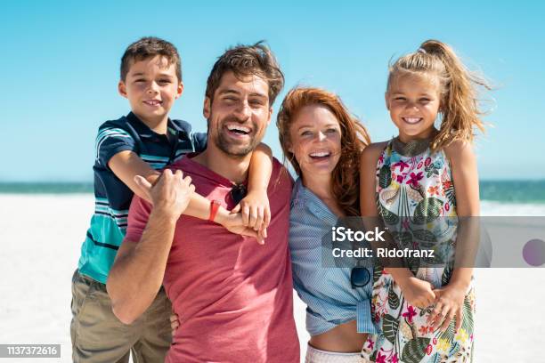 Glückliche Familie Lächelt Am Strand Stockfoto und mehr Bilder von Familie - Familie, Strand, Sommer