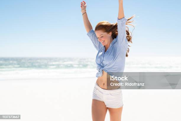 Lächelnde Frau Genießt Den Strand Stockfoto und mehr Bilder von Frauen - Frauen, Menschlicher Körper, Eine Frau allein