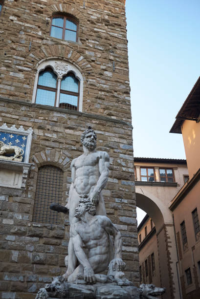 hercules and cacus statue in front of palazzo vecchio - cacus imagens e fotografias de stock