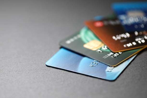 сложенные кредитные карты - credit card photography stack finance стоковые фото и изображения
