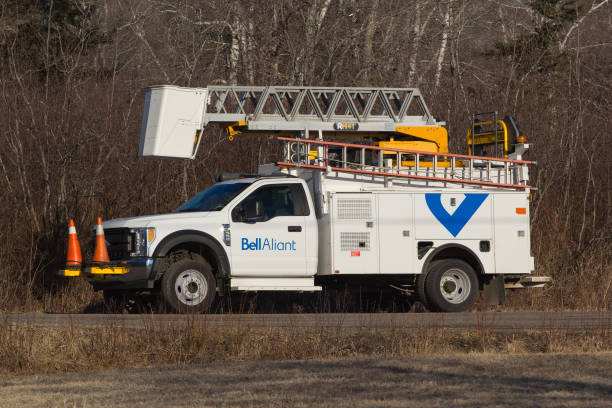 el camión utilitario bell aliant - maintenance engineer fuel and power generation cherry picker electricity fotografías e imágenes de stock