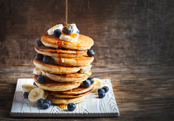 panqueques con plátano, arándano y jarabe de arce para un desayuno - pancake buttermilk buttermilk pancakes equipment fotografías e imágenes de stock