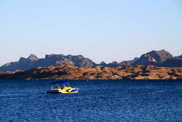 pipì barca sul lago havasu - speedboat leisure activity relaxation recreational boat foto e immagini stock