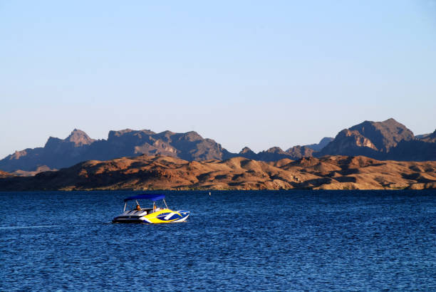 peed boat on lake havasu - speedboat leisure activity relaxation recreational boat imagens e fotografias de stock