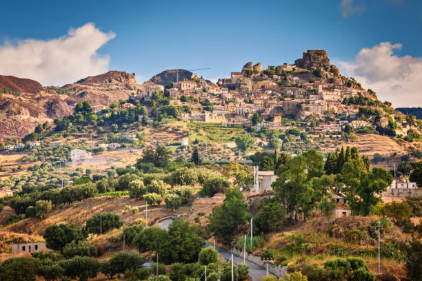 보 바 superiore와 노먼 성 위에 - italy calabria ancient city 뉴스 사진 이미지