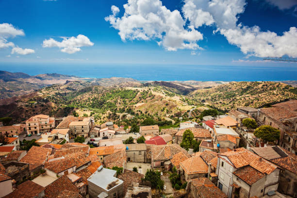 tetti della città antica di bova superiore in calabria - italy calabria ancient city foto e immagini stock