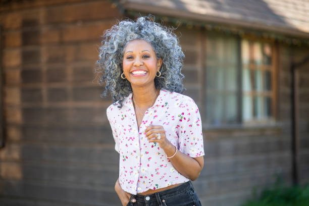portrait of a beautiful black woman outdoors - white hair imagens e fotografias de stock