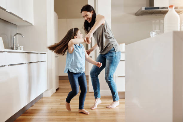 s'amuser est la meilleure façon de se lier - two parent family indoors home interior domestic kitchen photos et images de collection