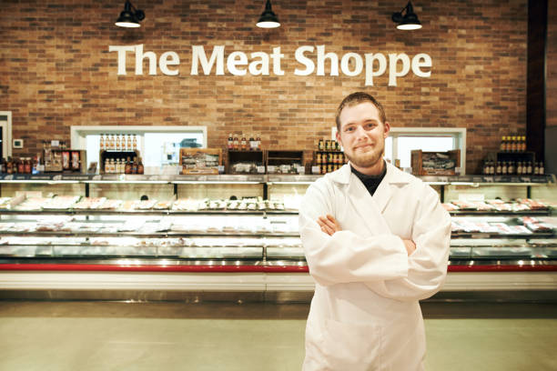 ich kenne mein fleisch - supermarket meat store manager stock-fotos und bilder