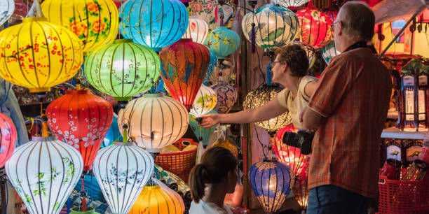 podróżni w sklepie ulicznej latarni w hoi an w nocy - vietnam hoi an traditional culture travel zdjęcia i obrazy z banku zdjęć