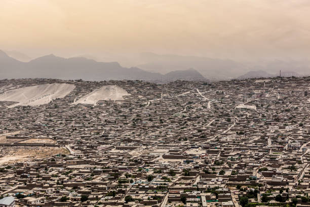 вид с воздуха на город кабул - kabul стоковые фото и изображения