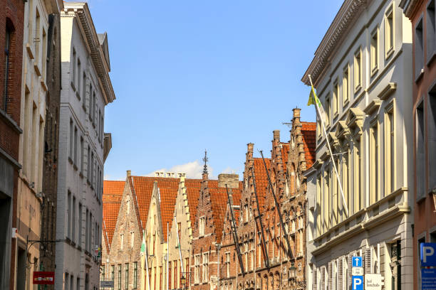 vista cénico de casas e de telhados tradicionais em bruges, bélgica. cidade famosa com architechture bonito - bruges cityscape europe autumn - fotografias e filmes do acervo