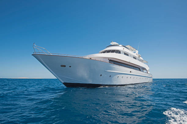 yacht a motore di lusso che naviga sul mare tropciale - albero di bompresso foto e immagini stock