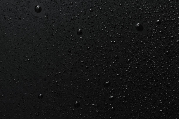 superficie nera con gocce d'acqua limpide, sfondo - bagnato foto e immagini stock