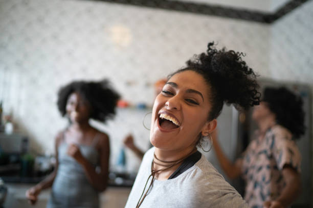 amigos bailando y divirtiéndose en la cocina - portrait women laughing black fotografías e imágenes de stock