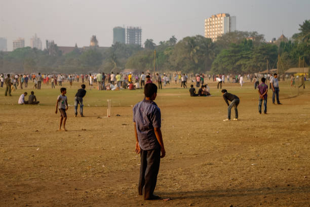 grilo jogado no maidan oval em mumbai, india - oval cricket ground - fotografias e filmes do acervo