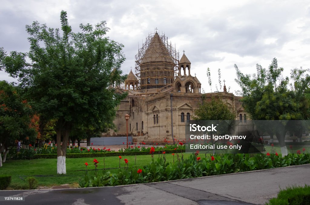 Madre Catedral De La Sagrada Etchmiadzin Una De Las Iglesias Más Antiguas Del Mundo La Primera Construida Por San Gregorio El Iluminador Como Una Basílica Abovedada En 301303 Cuando Armenia Adoptó El Madre Catedral De La Sagrada Etchmiadzin Una De Las Iglesias Más Antiguas Del Mundo La Primera Construida Por San Gregorio El Iluminador Como Una Basílica Abovedada En 301303 Cuando Armenia Adoptó El