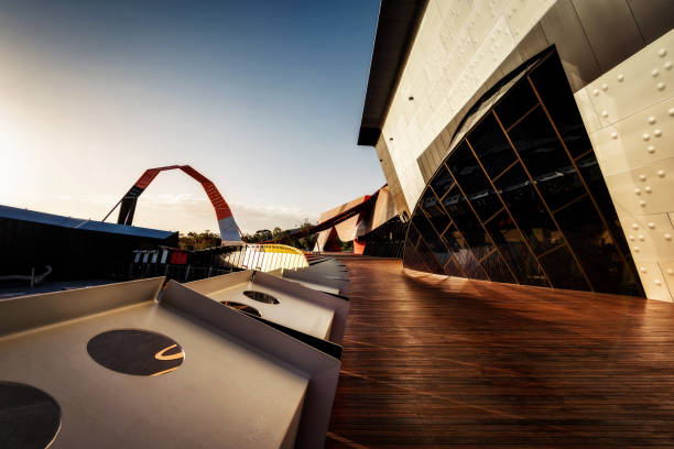 à l'extérieur du musée central, canberra - national landmark editorial color image horizontal photos et images de collection