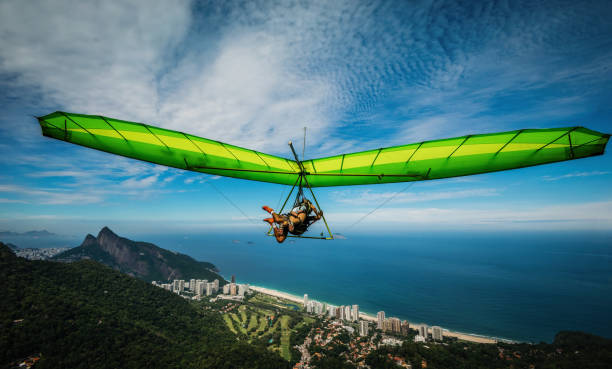rio de janeiro paraglider - rio de janeiro corcovado copacabana beach brazil - fotografias e filmes do acervo