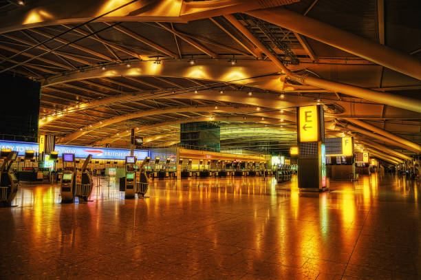 terminal 5 di londra heathrow di notte - heathrow airport immagine foto e immagini stock