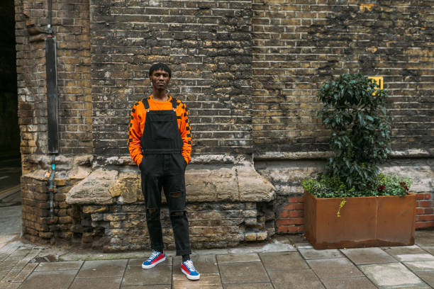 fashionista maschio nero generazione z in abbigliamento street style moderno a londra, regno unito - street style foto e immagini stock