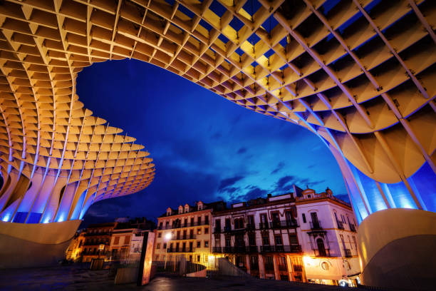 metropol parasol square en sevilla durante sunset - catedral de la encarnacion fotografías e imágenes de stock