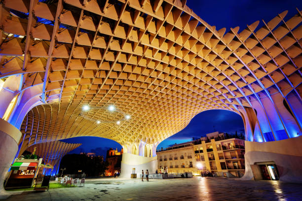 metropol parasol square en sevilla durante sunset - catedral de la encarnacion fotografías e imágenes de stock