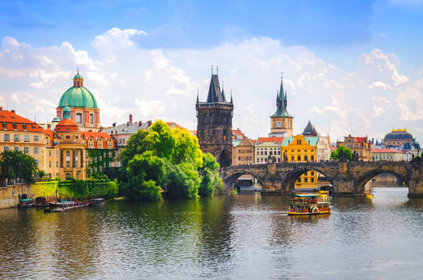 puente de carlos sobre el río moldava en praga - praga fotografías e imágenes de stock