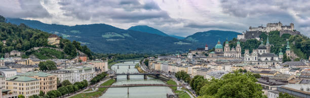 vue panoramique sur la ville de salzbourg et la rivière salzach sur le ciel nuageux - kollegienkirche photos et images de collection