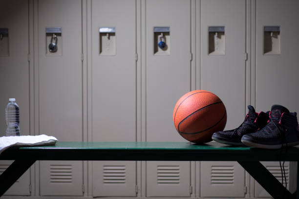 体育館ロッカールームのバスケットボールスポーツ用品。