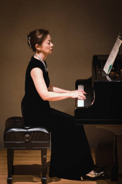 mujer tocando el piano en el concierto de música clásica - pianist grand piano piano playing fotografías e imágenes de stock