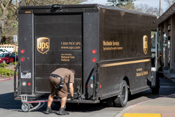 ups - united parcel service - dostarczanie - united parcel service truck shipping delivering zdjęcia i obrazy z banku zdjęć